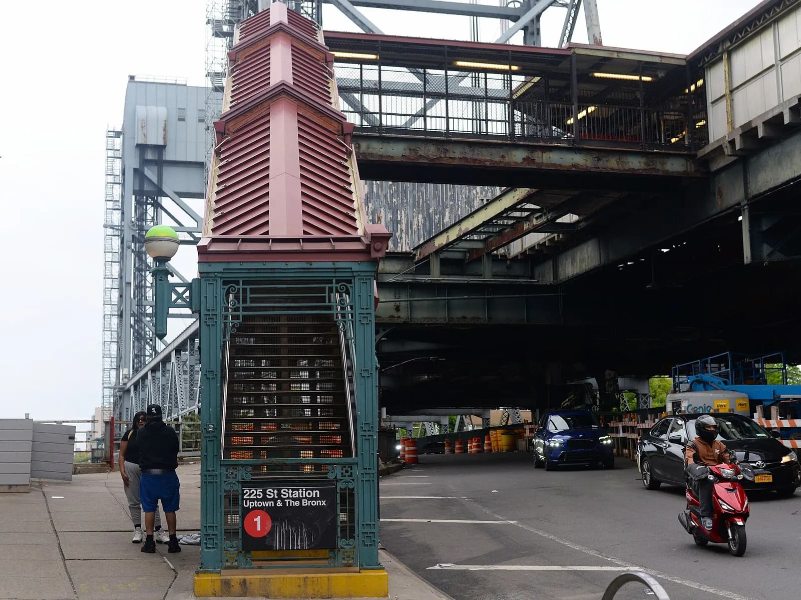 Eastern staircase entrance to the 1 train at Marble Hill–225th Street station.