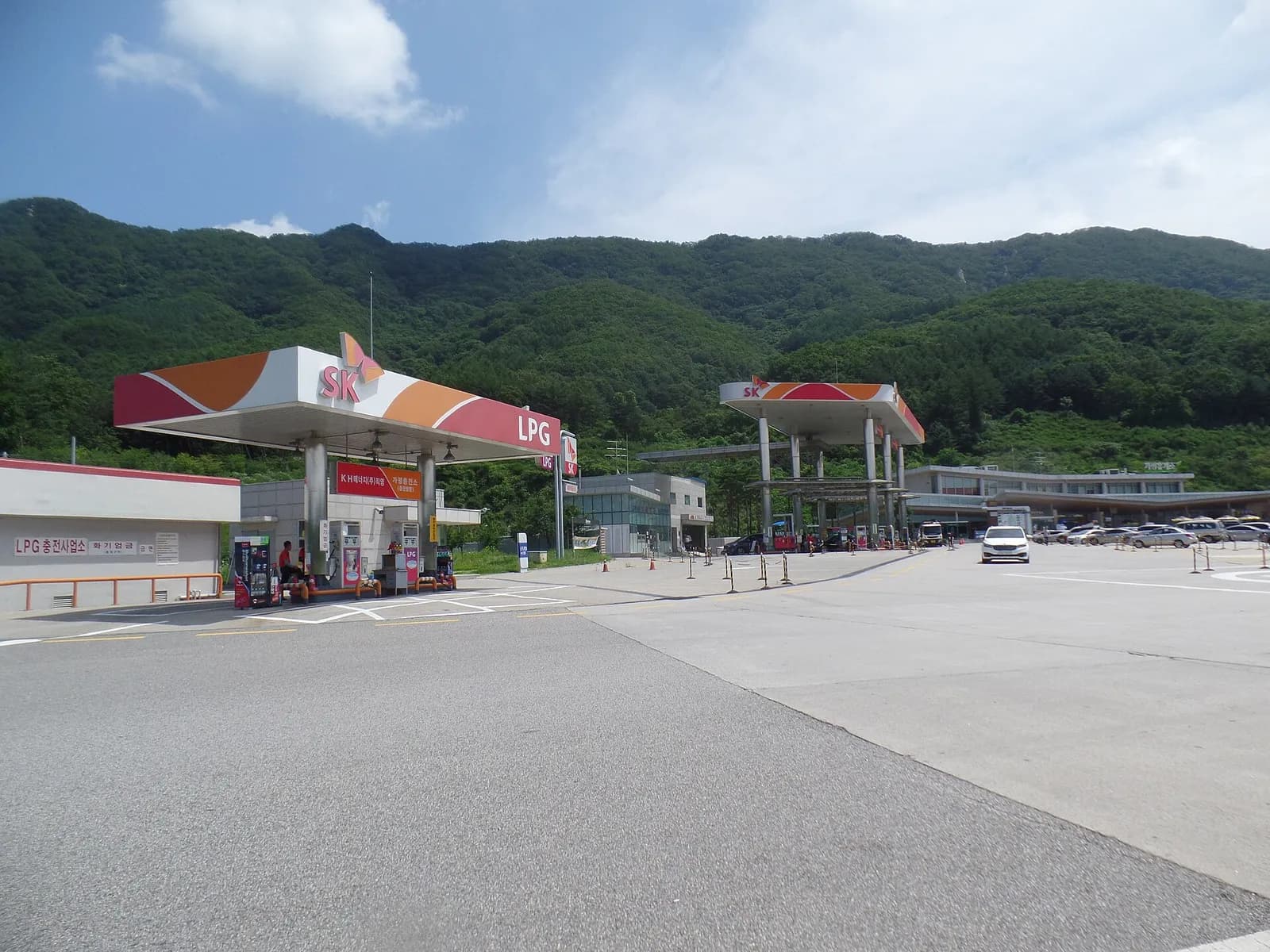 A gas station and LPG station at the Gapyeong service area on the Seoul-Yangyang Expressway.
