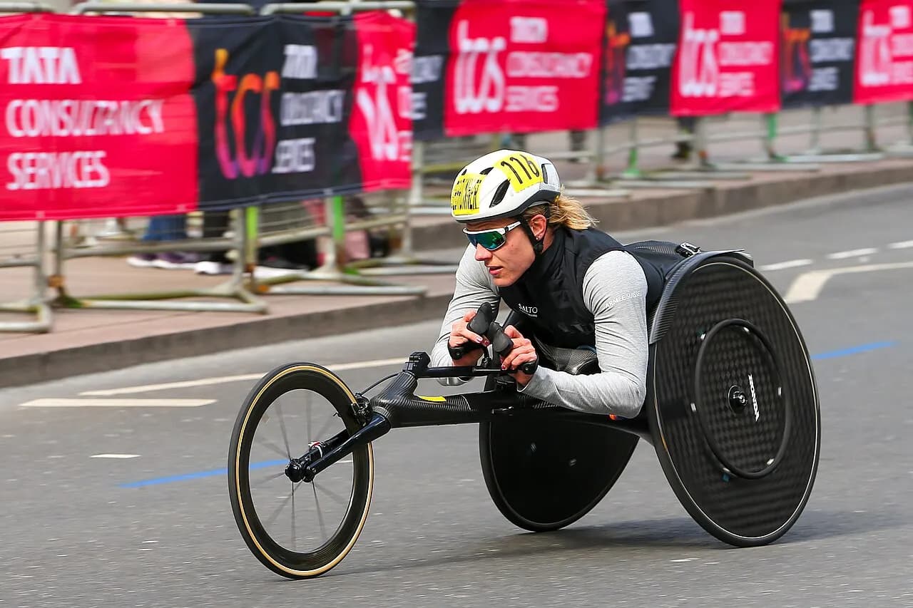 Catherine Debrunner racing in a wheelchair at the 2024 London Marathon