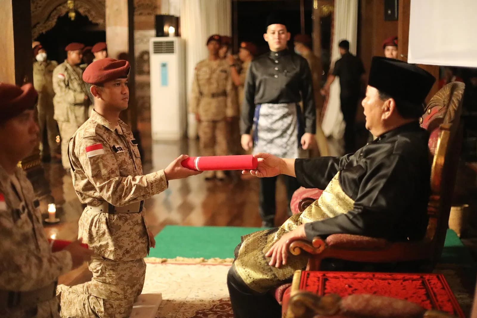 Prabowo Subianto presents an award to Danny Gaida Tera Elgar at a Gerindra cadre ceremony.