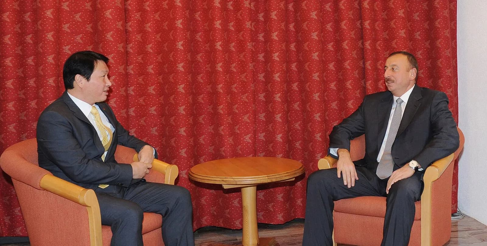 Chey Tae-won meets Azerbaijani President Ilham Aliyev.