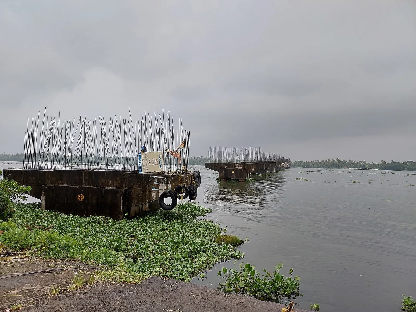 Makkekadavu–Nerekadavu Bridge under construction over Vembanad Lake