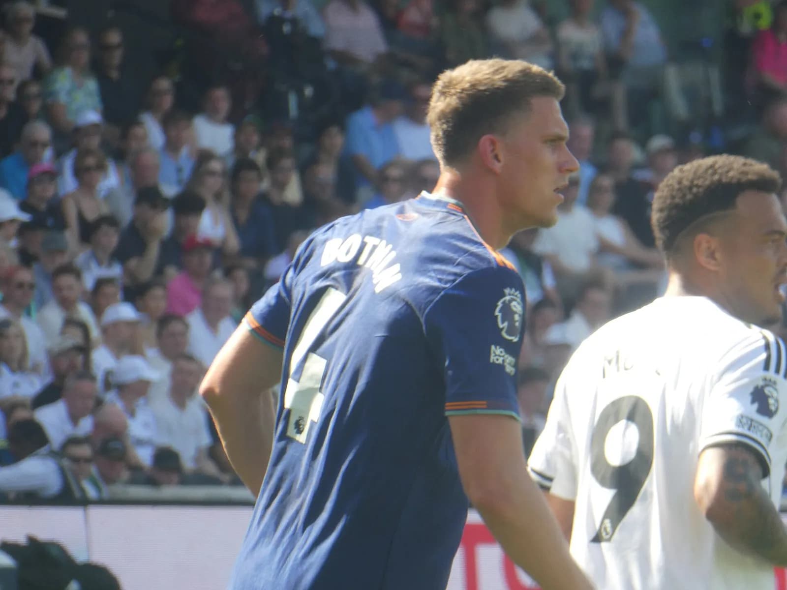 Sven Botman marking Rodrigo Muniz during a football match.