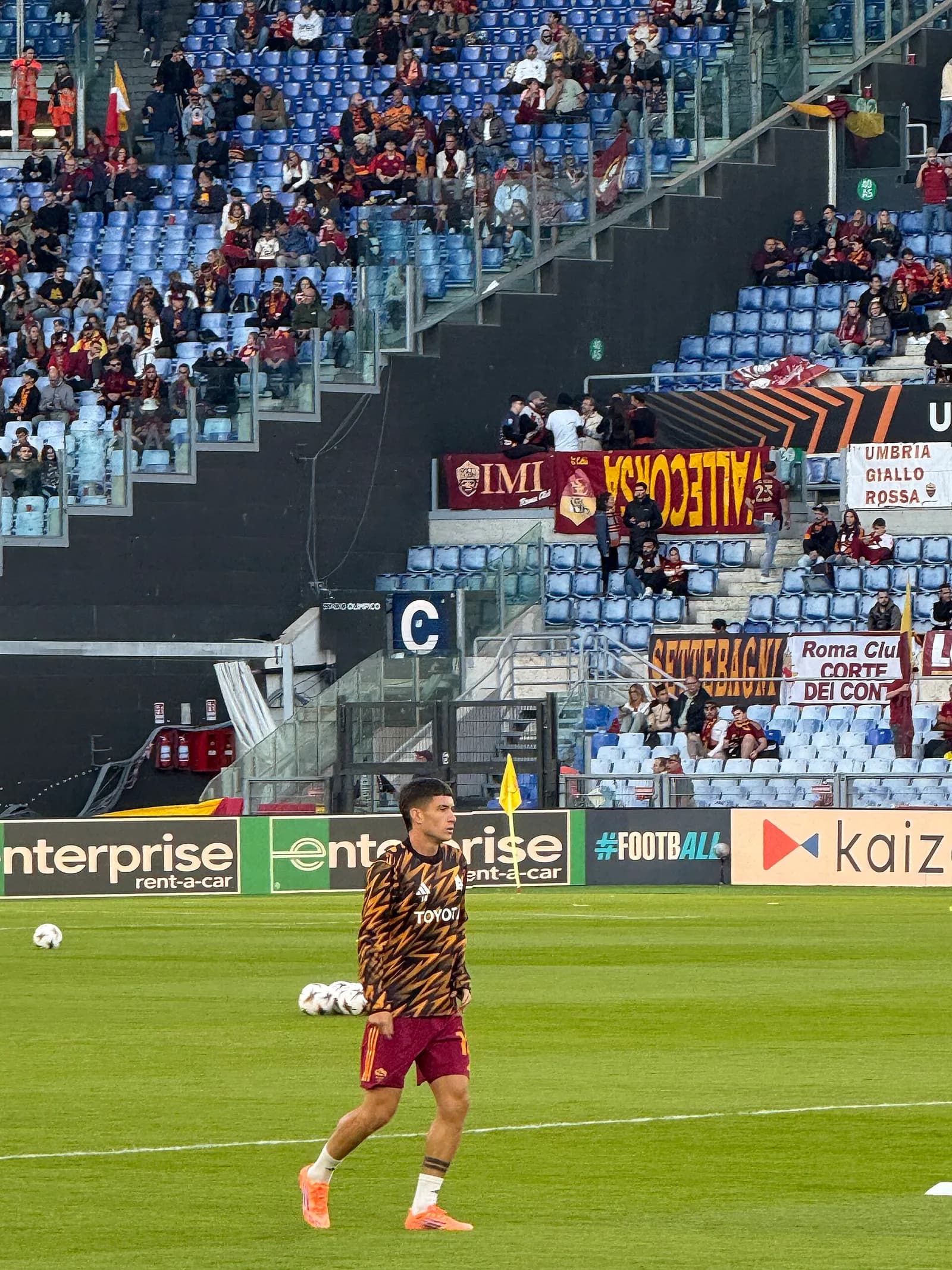 Matías Soulé warms up on the pitch at the Stadio Olimpico.