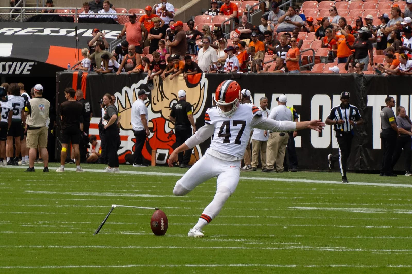 Cleveland Browns placekicker Andre Szmyt taking practice reps before a preseason game.