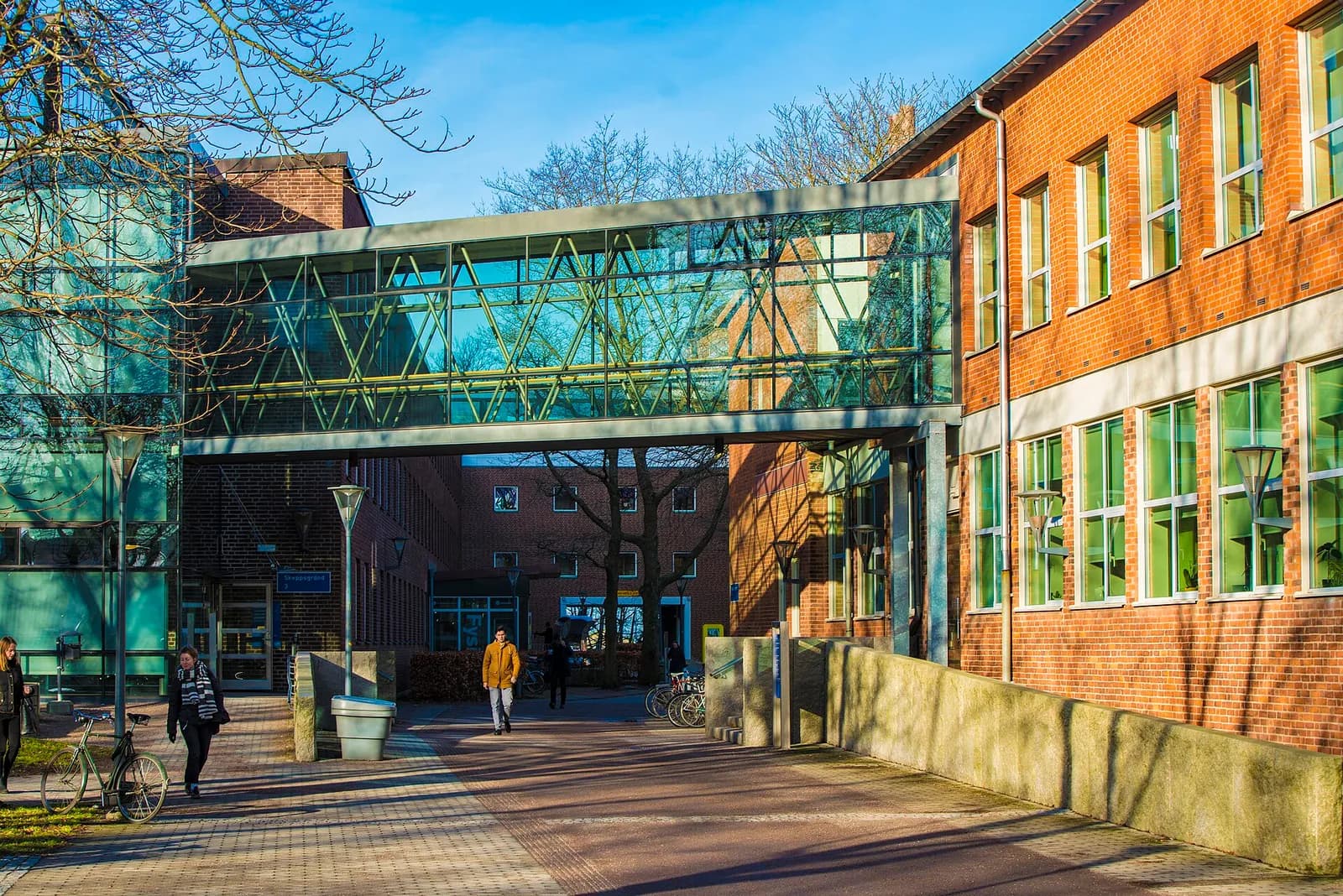 A pedestrian bridge between buildings on Chalmers University of Technology’s Johanneberg campus.
