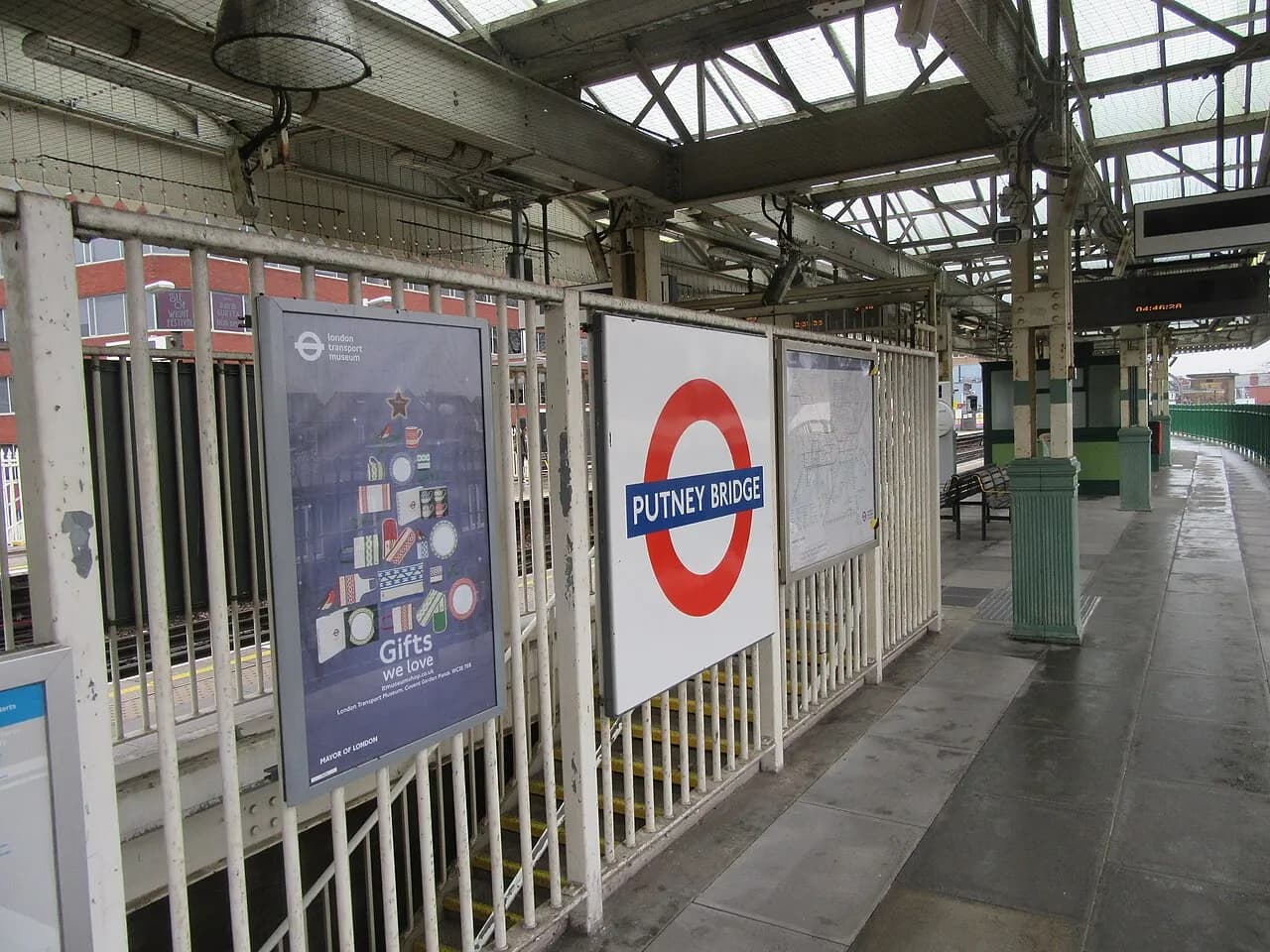 Putney Bridge Underground station platform and London Underground roundel in 2018