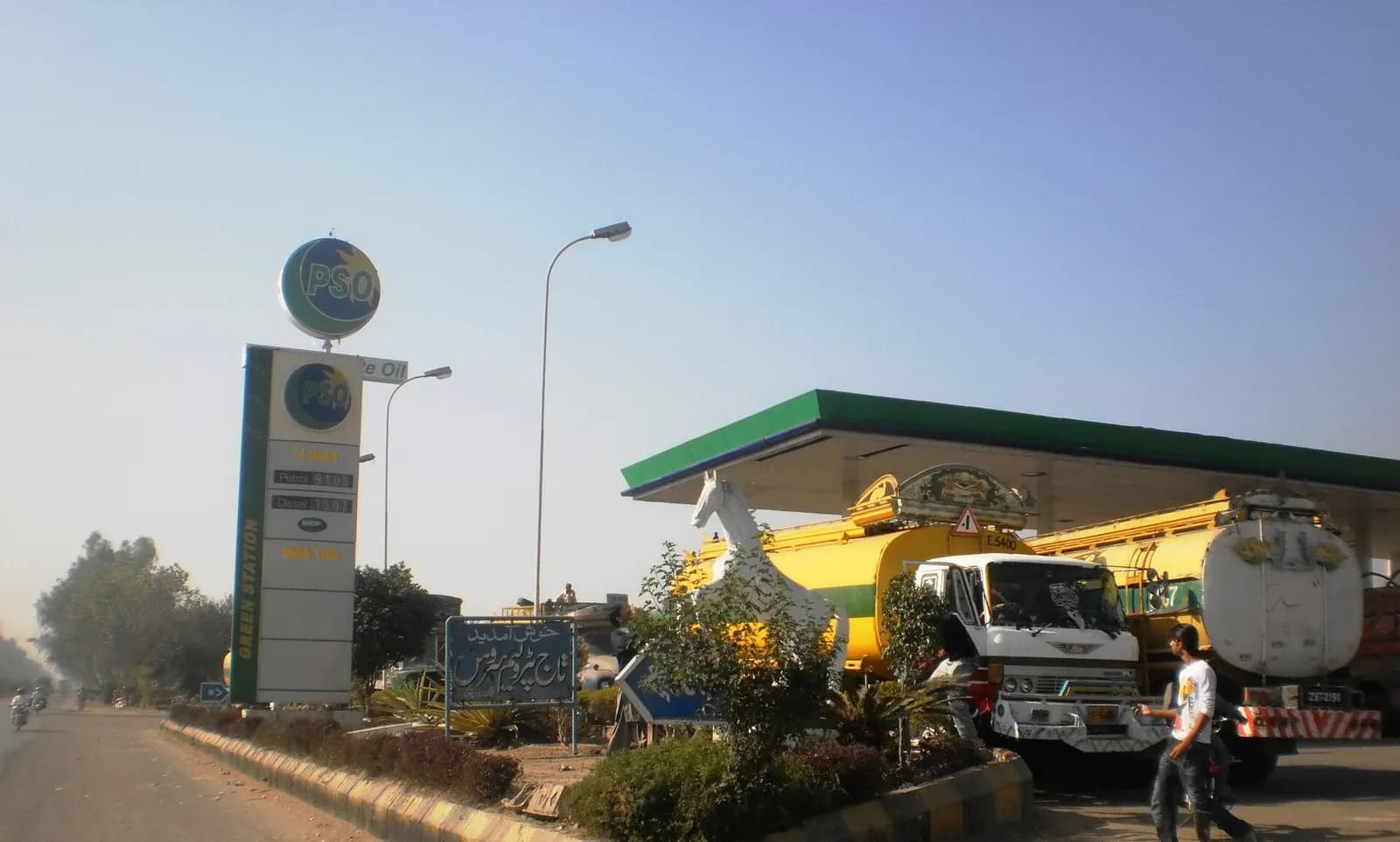 A petrol station beside the GT Road near Pattoki, Punjab, Pakistan.