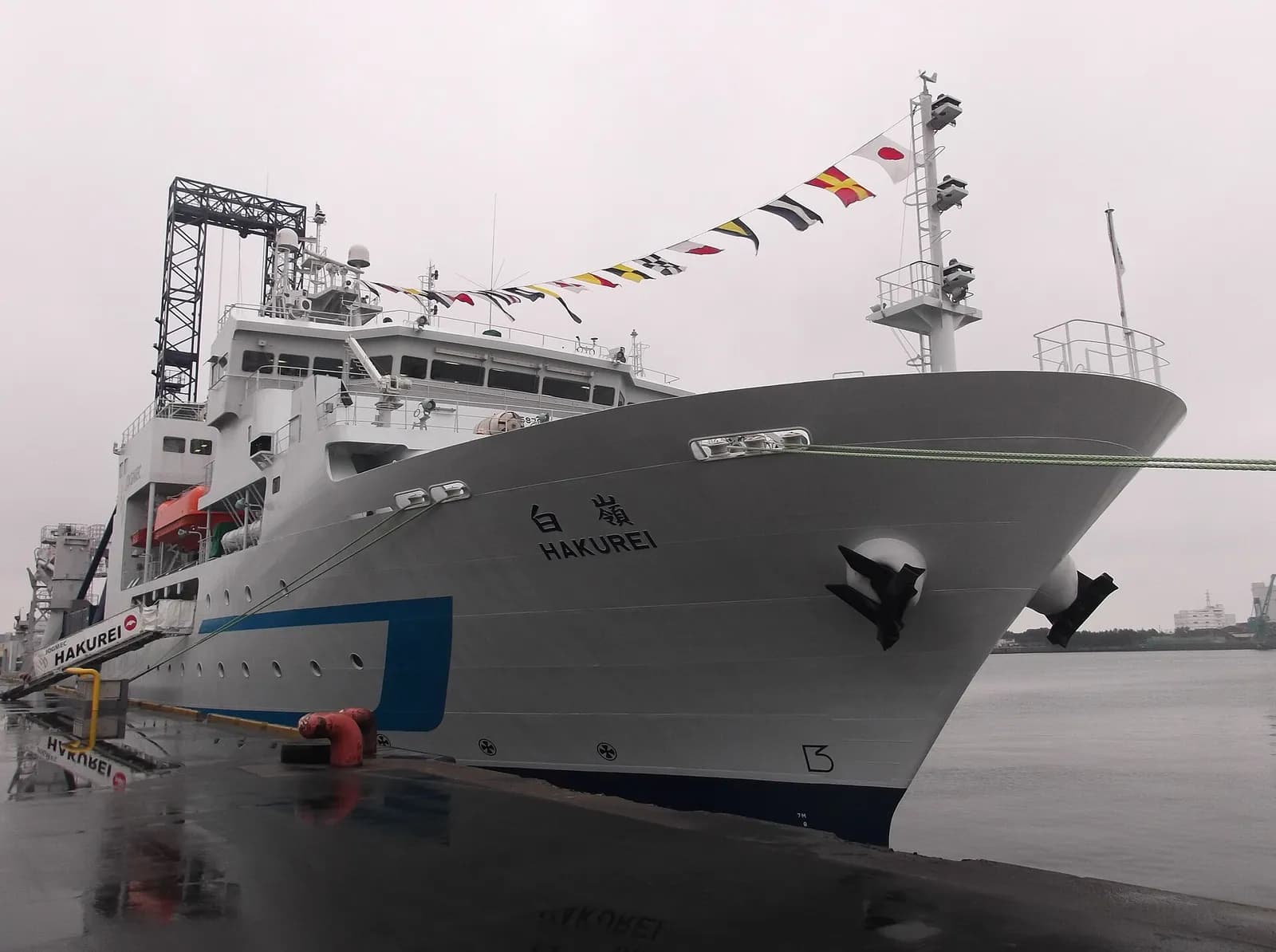 The Hakurei research vessel operated by JOGMEC at Funabashi Port.