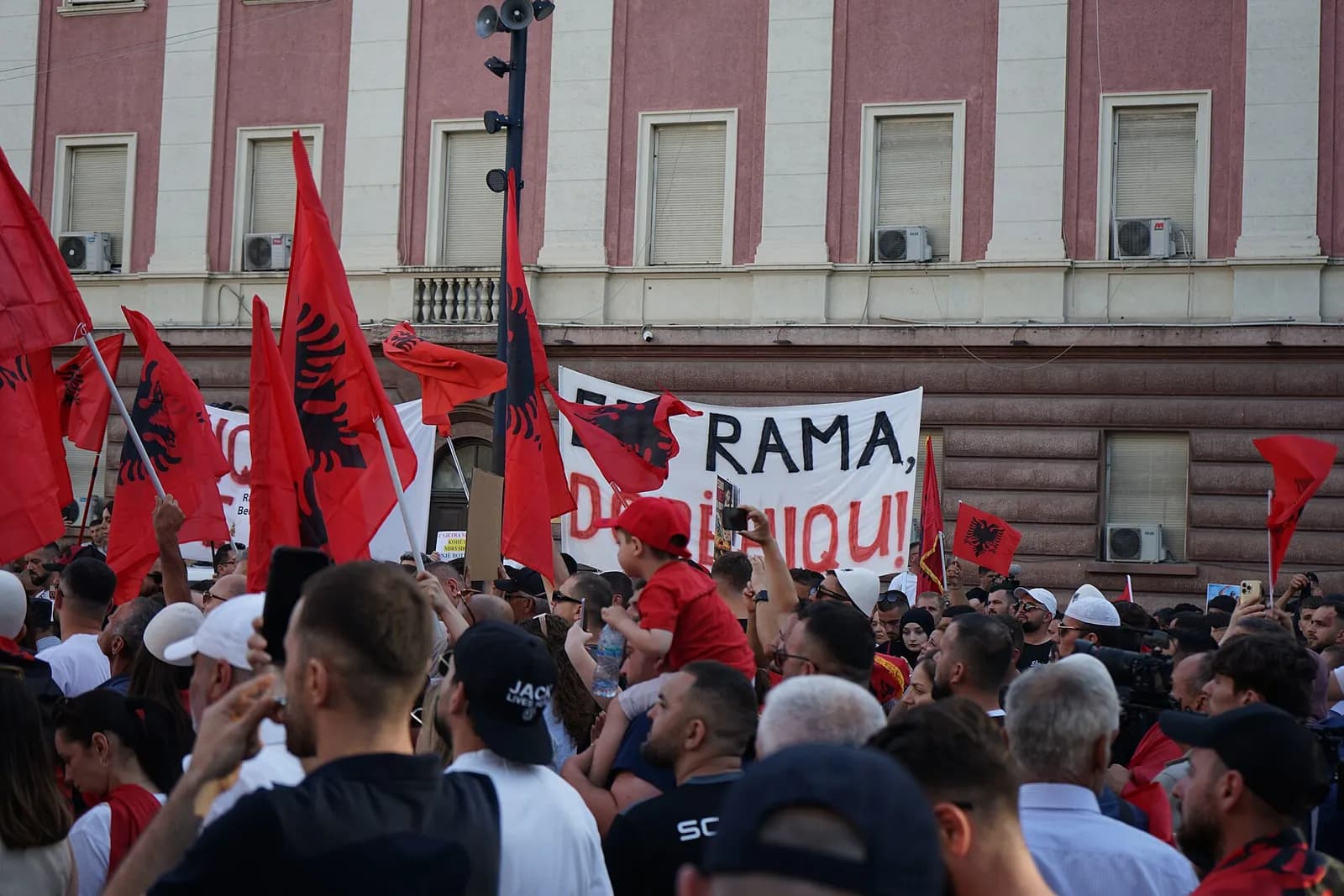 A banner demanding Edi Rama resign at a protest on Dëshmorët e Kombit Boulevard in Tirana.