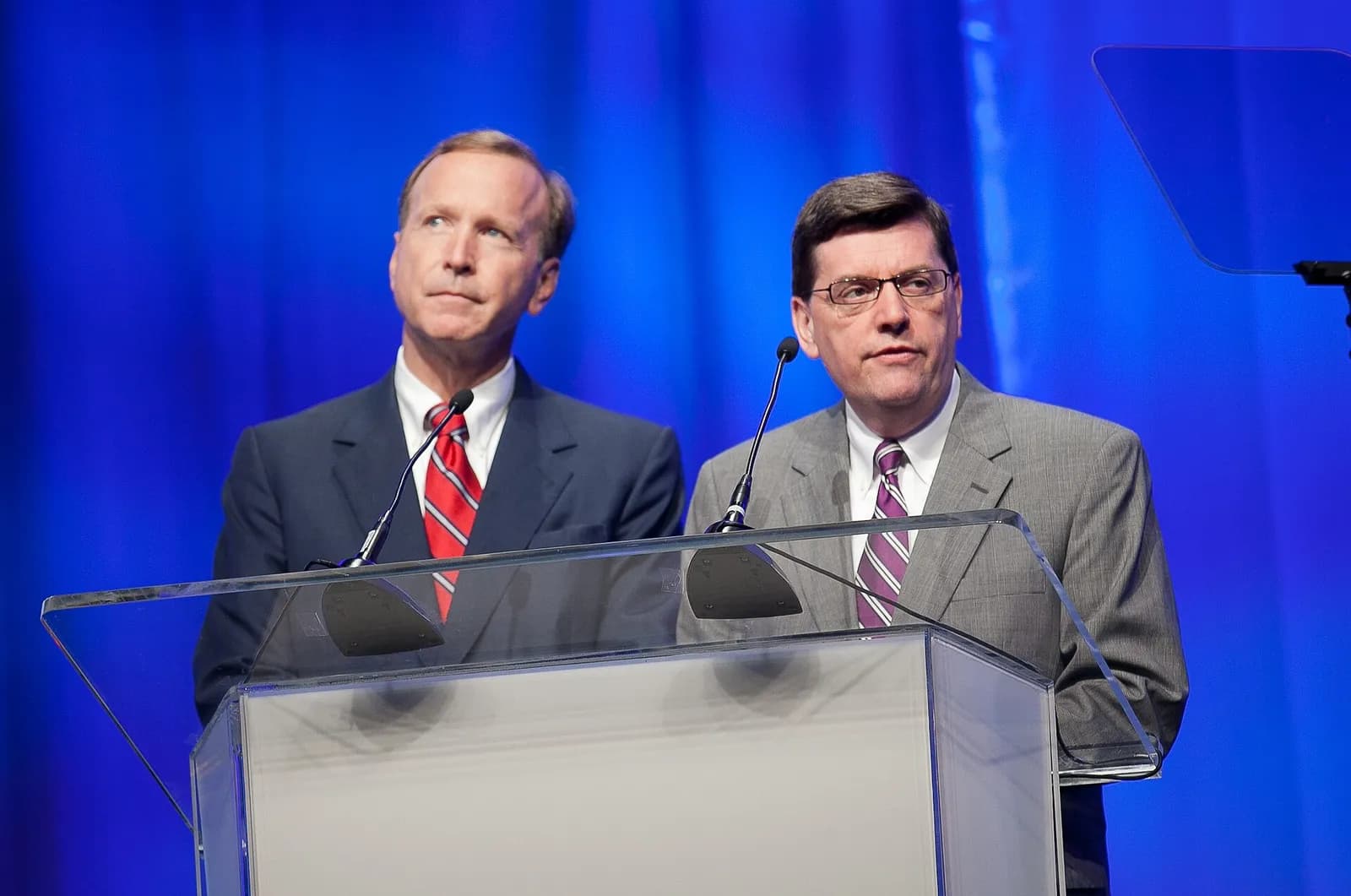 Neil Bush stands with Mark Gearan at a 2011 volunteering and service conference.