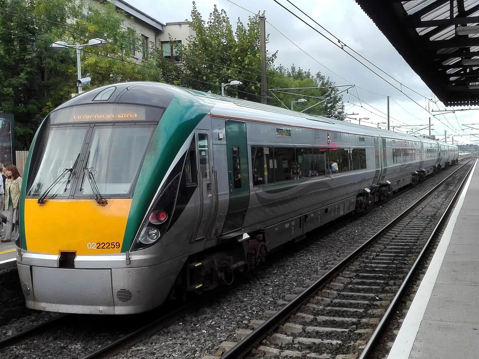 An Iarnród Éireann 22000-class commuter train at Malahide station.