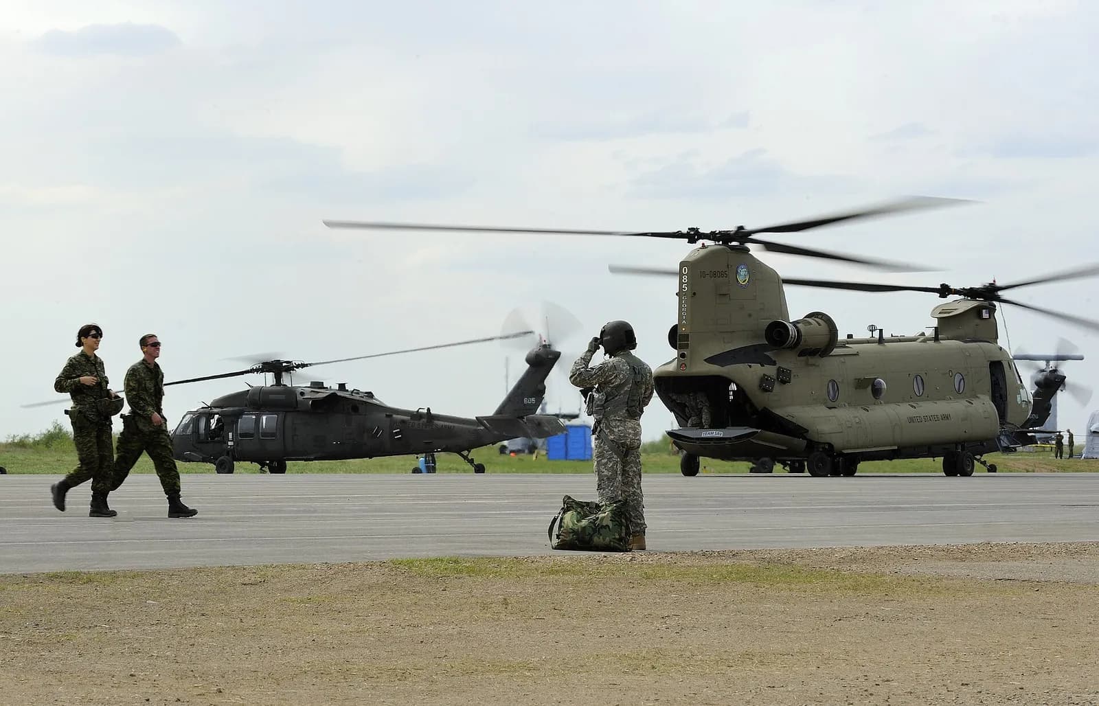 Members of the Georgia National Guard and Canadian Armed Forces work together during a training exercise at CFB Wainwright.