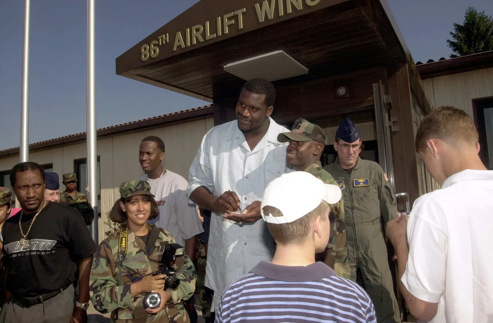 Shaquille O’Neal signs autographs at Ramstein Air Base.