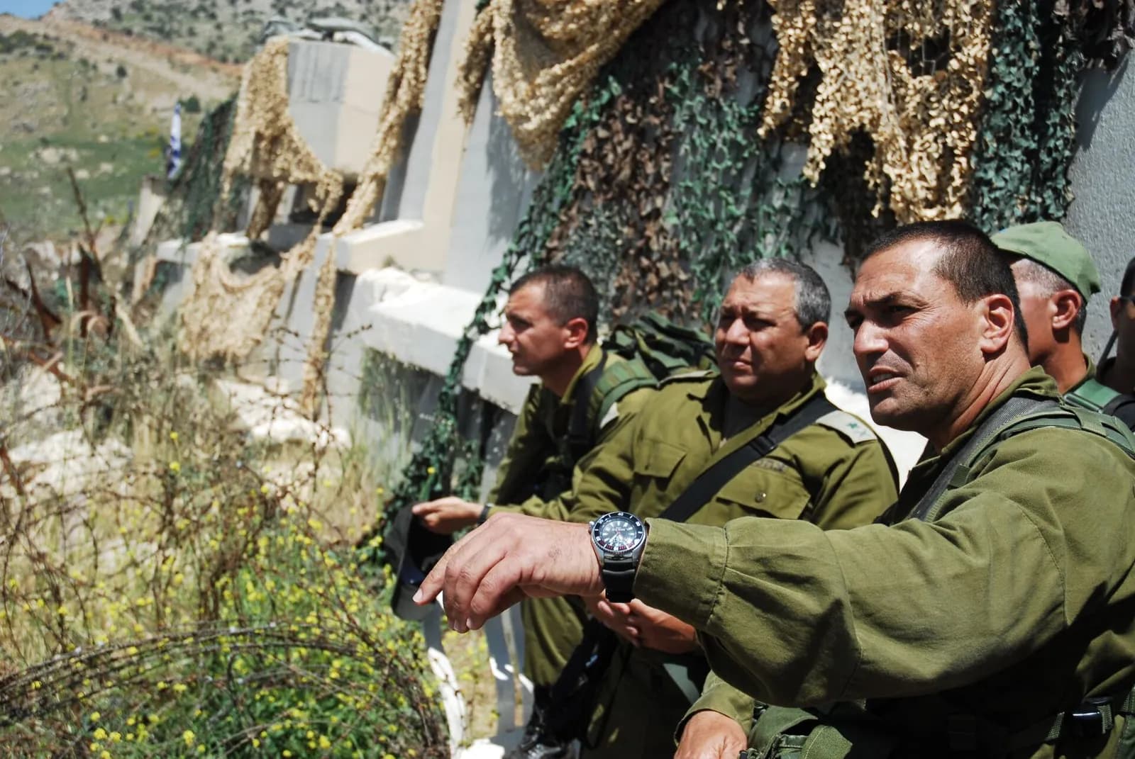 Gadi Eisenkot and Eyal Zamir at a Hila lookout in 2011.