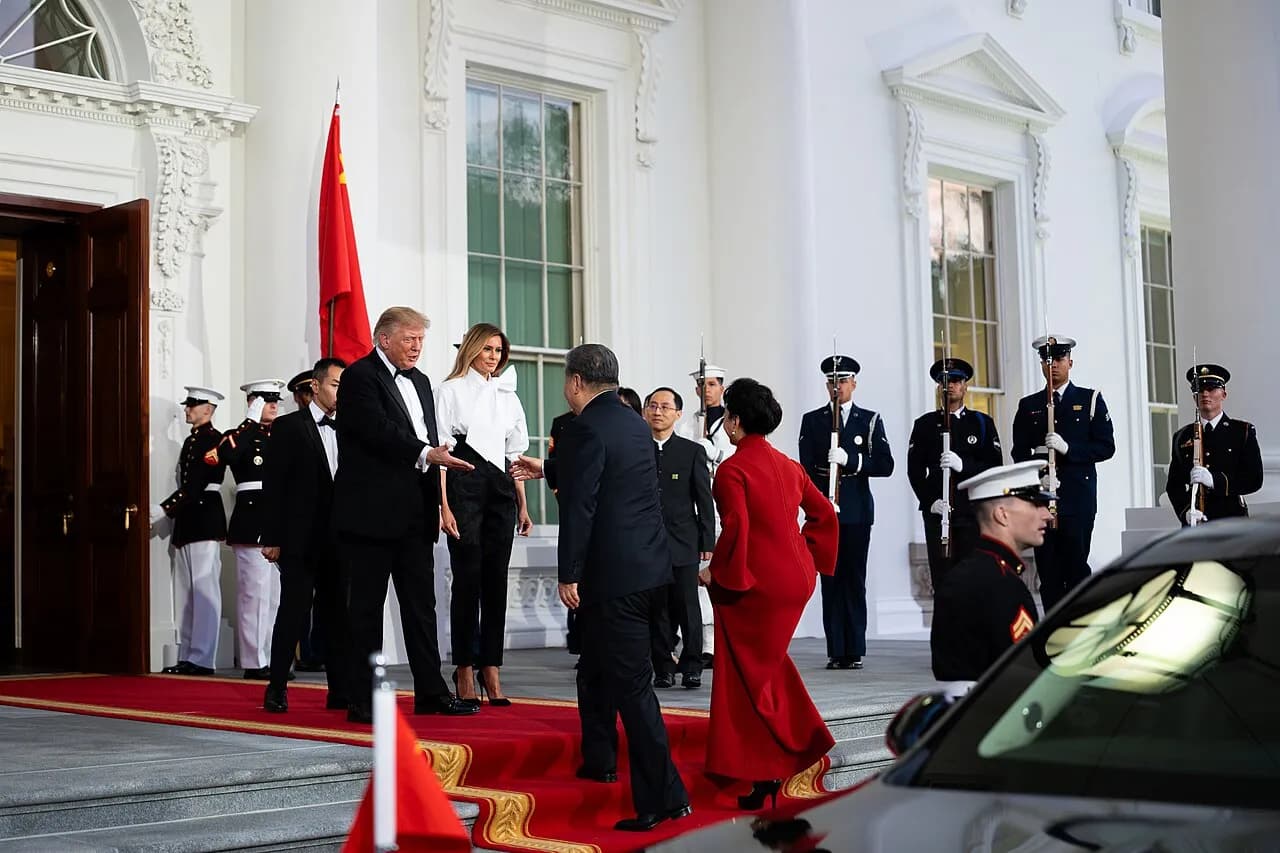 Donald Trump and Melania Trump greet Xi Jinping and Peng Liyuan at the White House South Portico