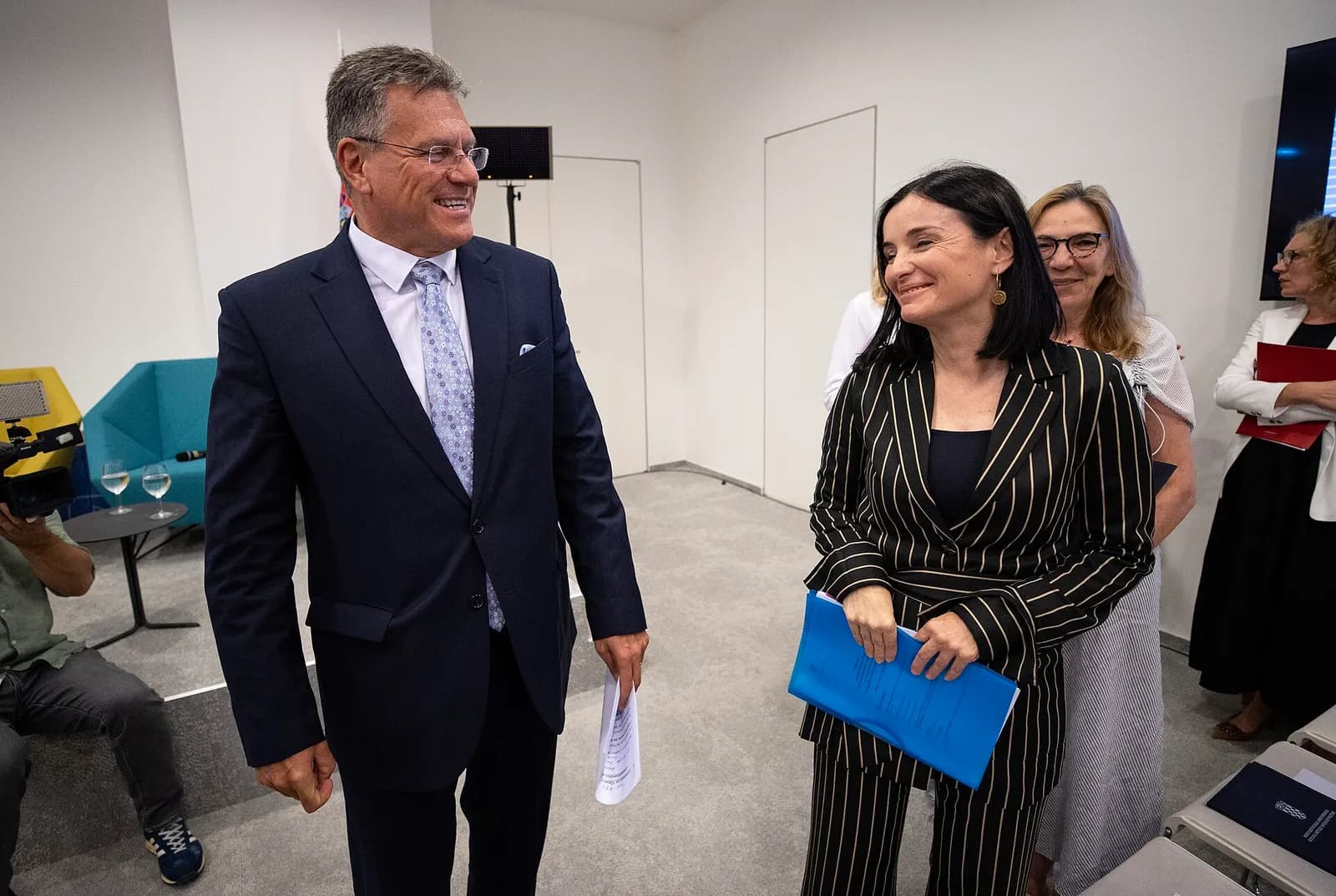 Maroš Šefčovič and Croatian minister Marija Vučković in a room in Zagreb.