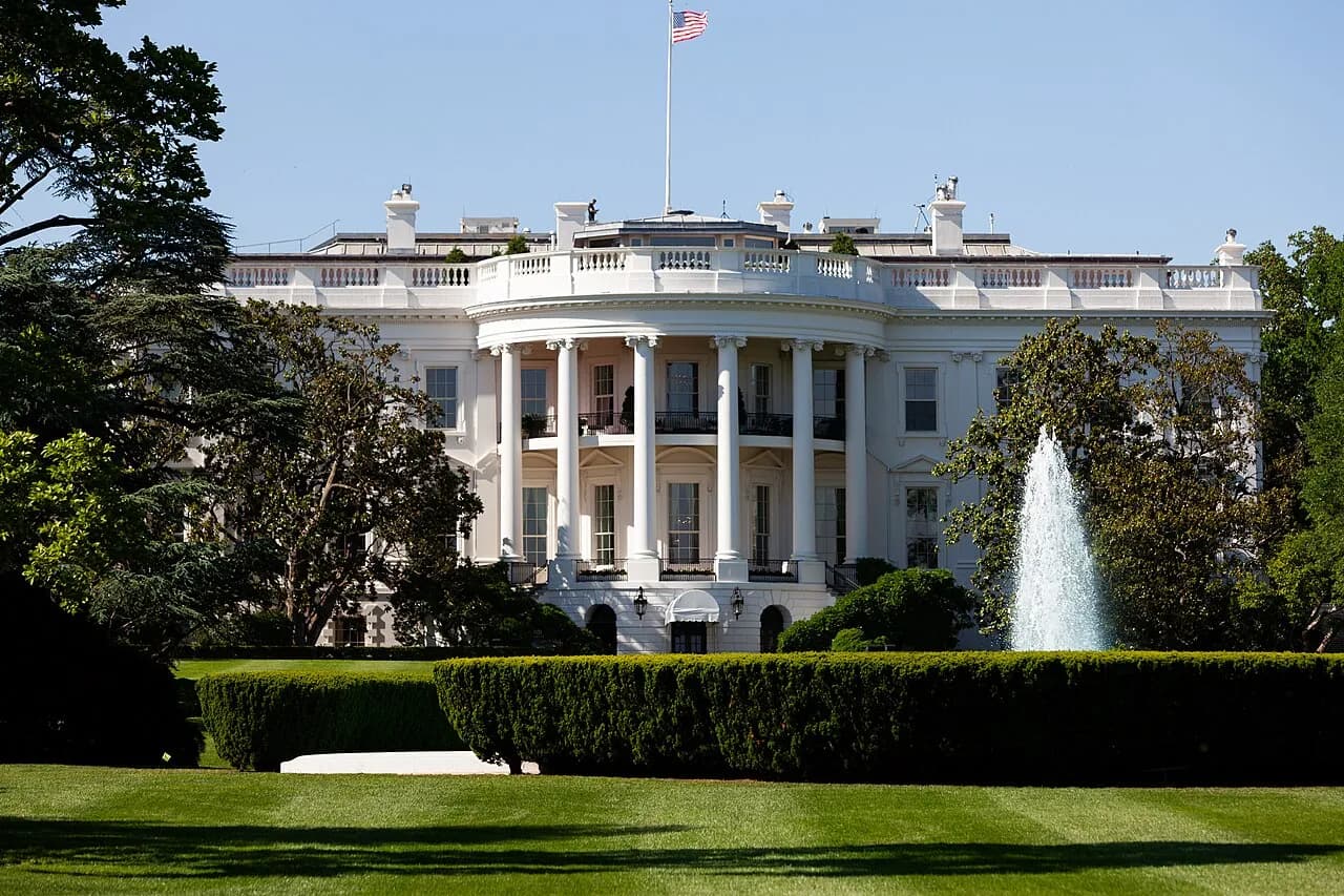 South Portico of the White House with a fountain in the foreground