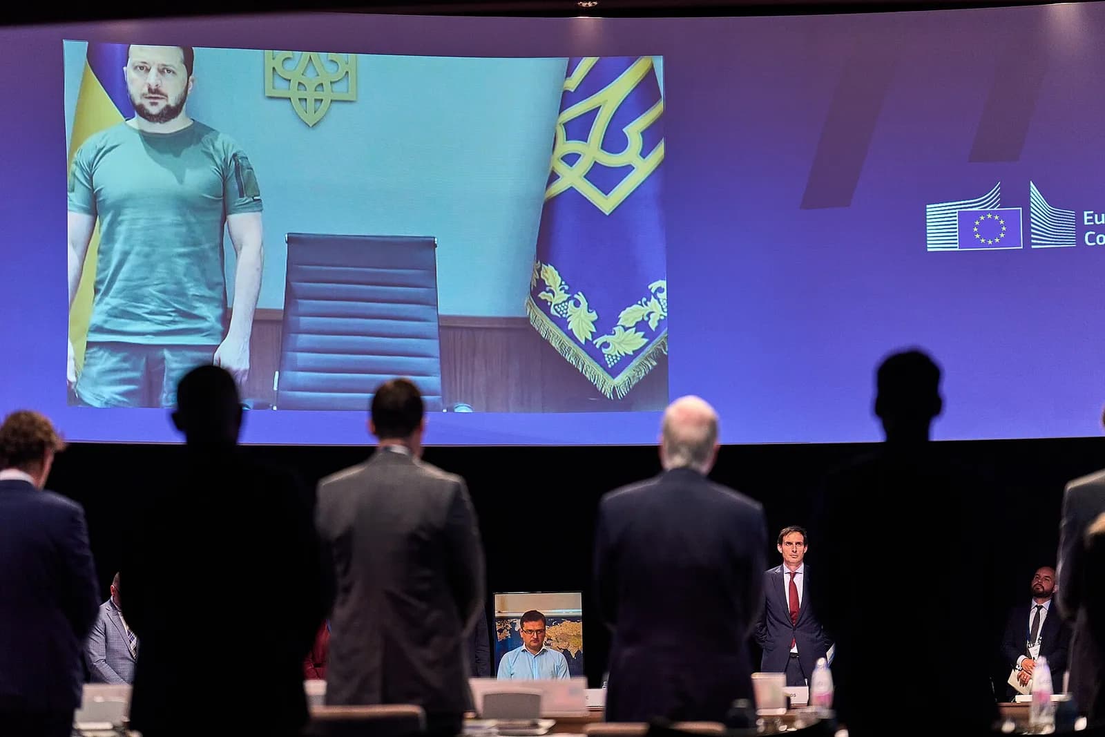 Volodymyr Zelensky, Wopke Hoekstra and conference participants observe a moment of silence at the Ukraine Accountability Conference in The Hague.