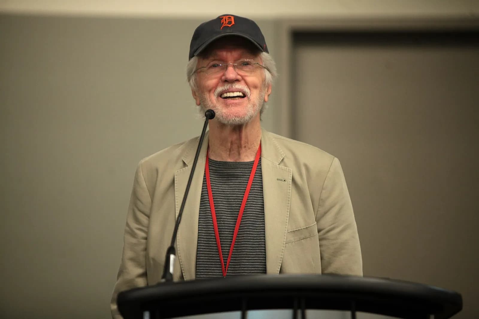 Tom Skerritt speaks at the 2014 Phoenix Comicon Fan Fest.