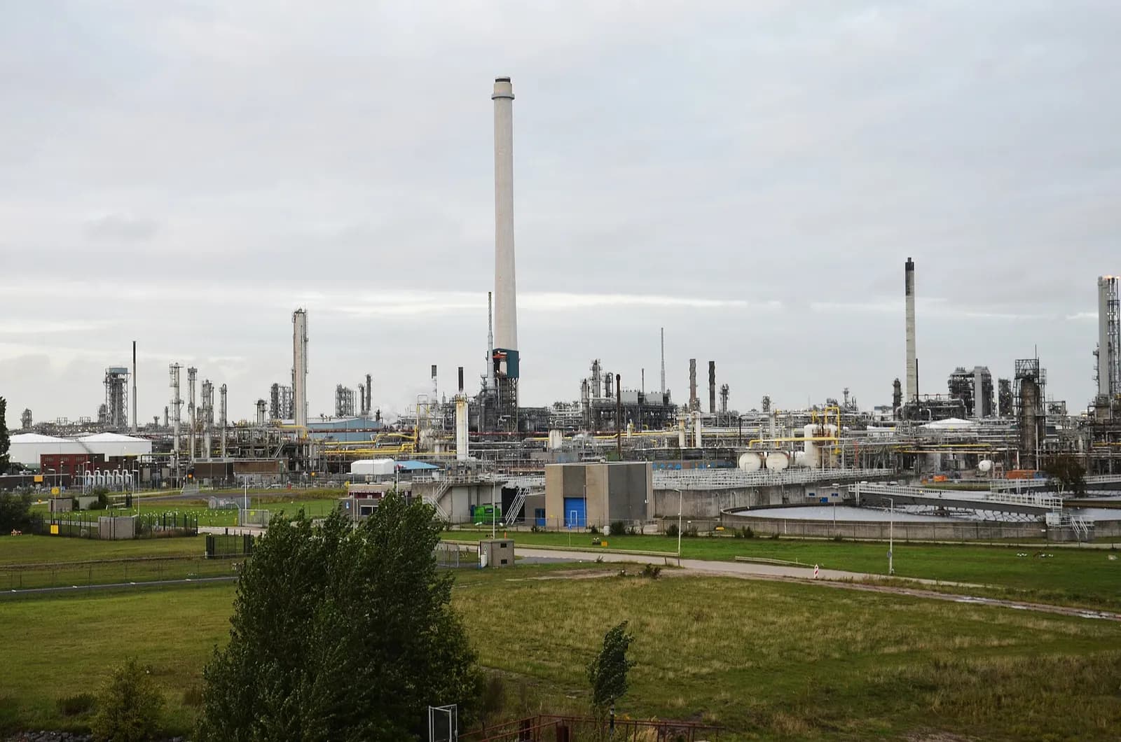 View of the Shell Pernis oil refinery.