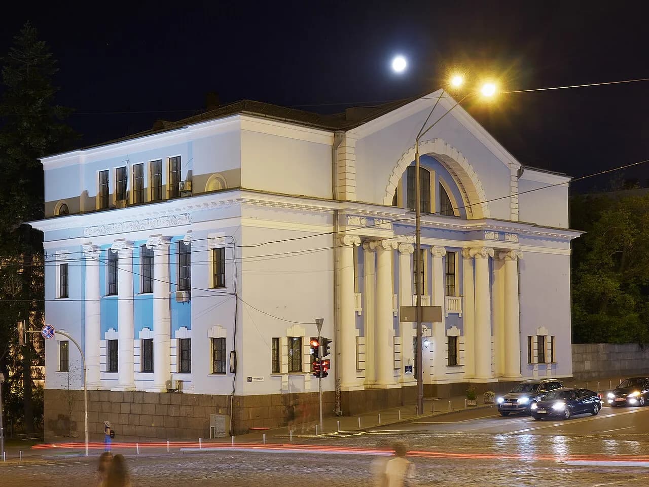 An Academy of Sciences building in Kyiv photographed at night in 2020