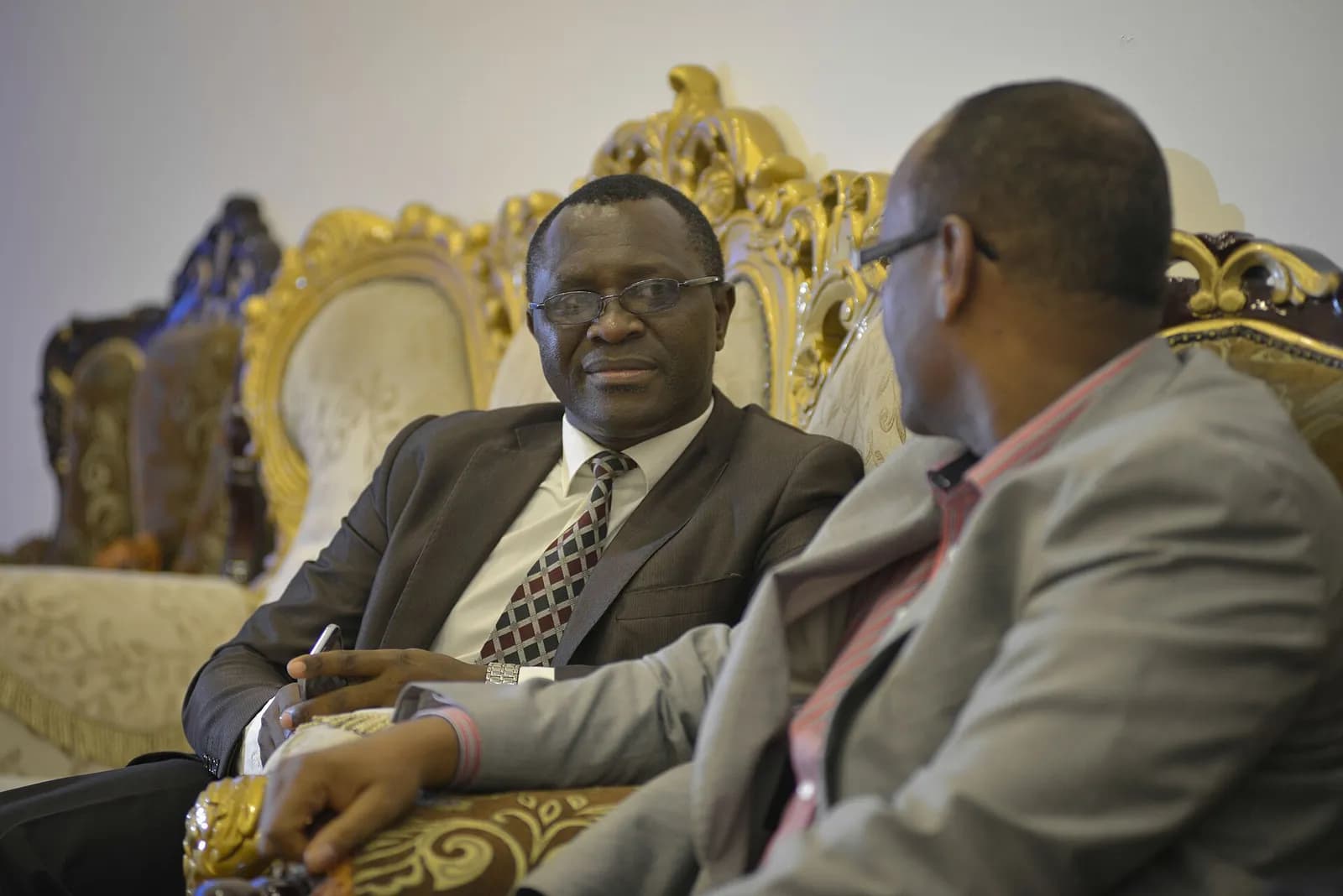 Somalia’s National Independent Electoral Commission deputy chairman speaks with an AMISOM official in Mogadishu.