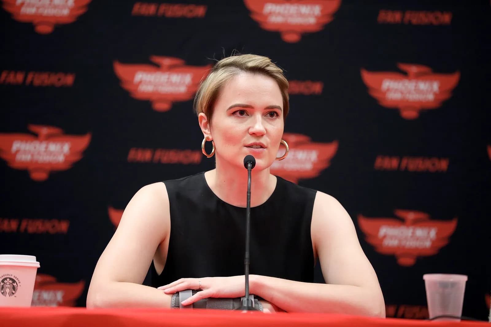 Veronica Roth speaking with attendees at Phoenix Fan Fusion.