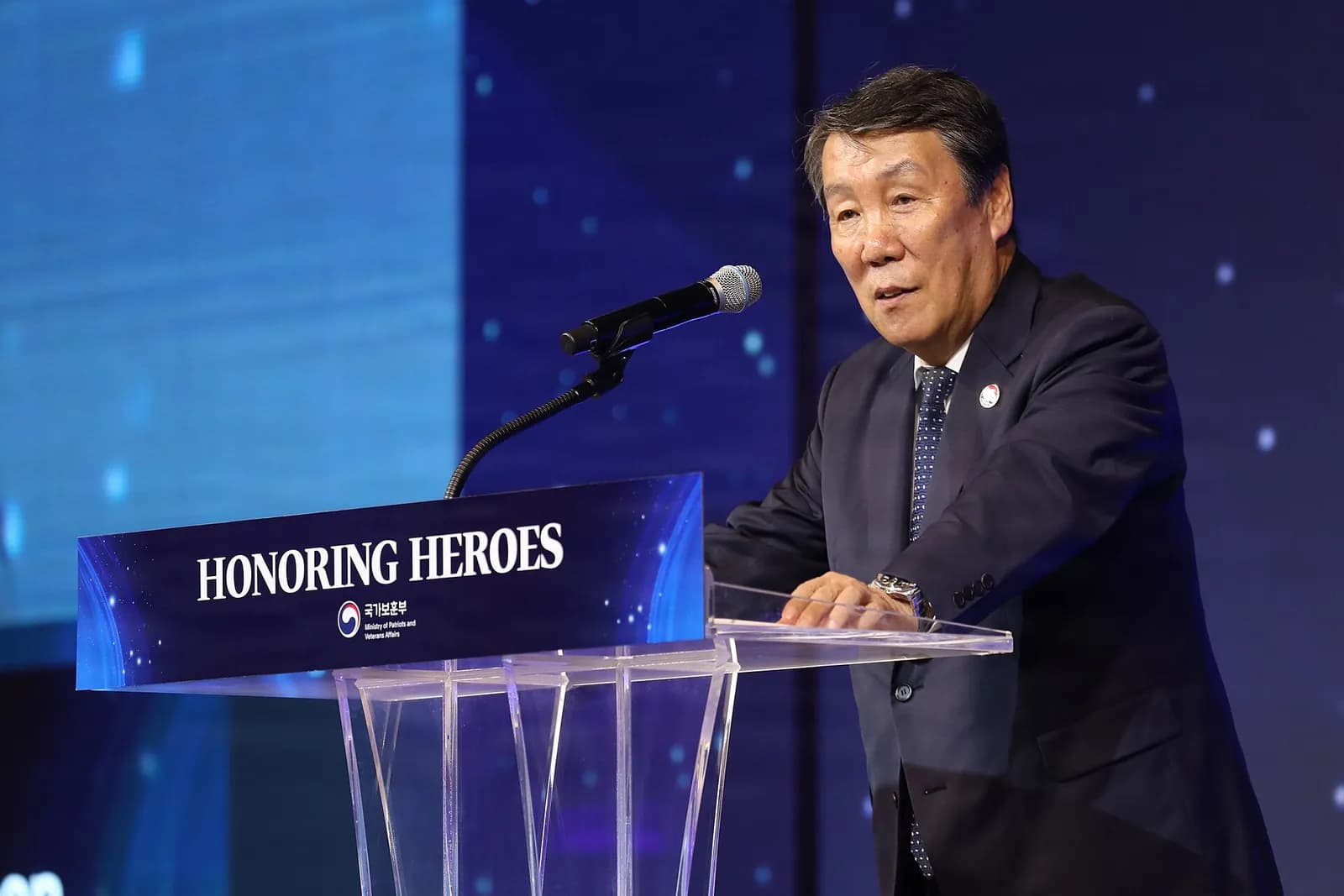 South Korea's veterans minister Kwon Oh-eul speaks at a Korea Defense Veterans Association banquet.