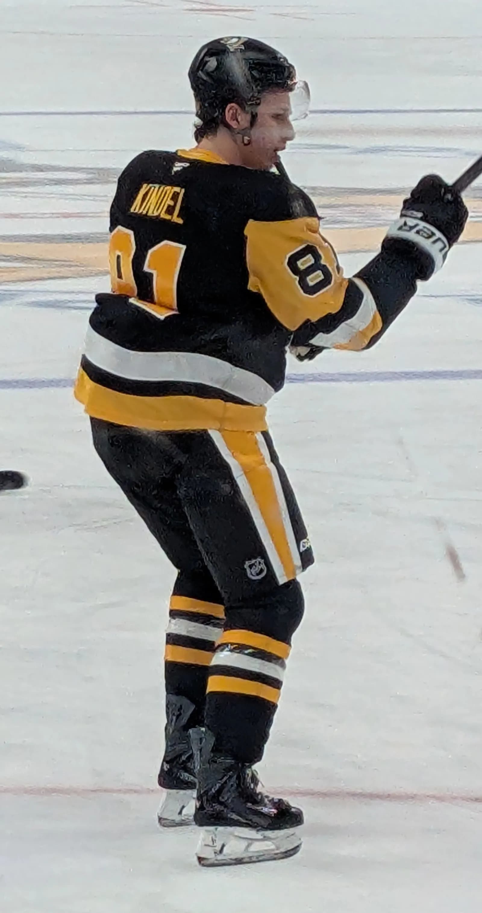 Pittsburgh Penguins forward Ben Kindel warms up before a game.