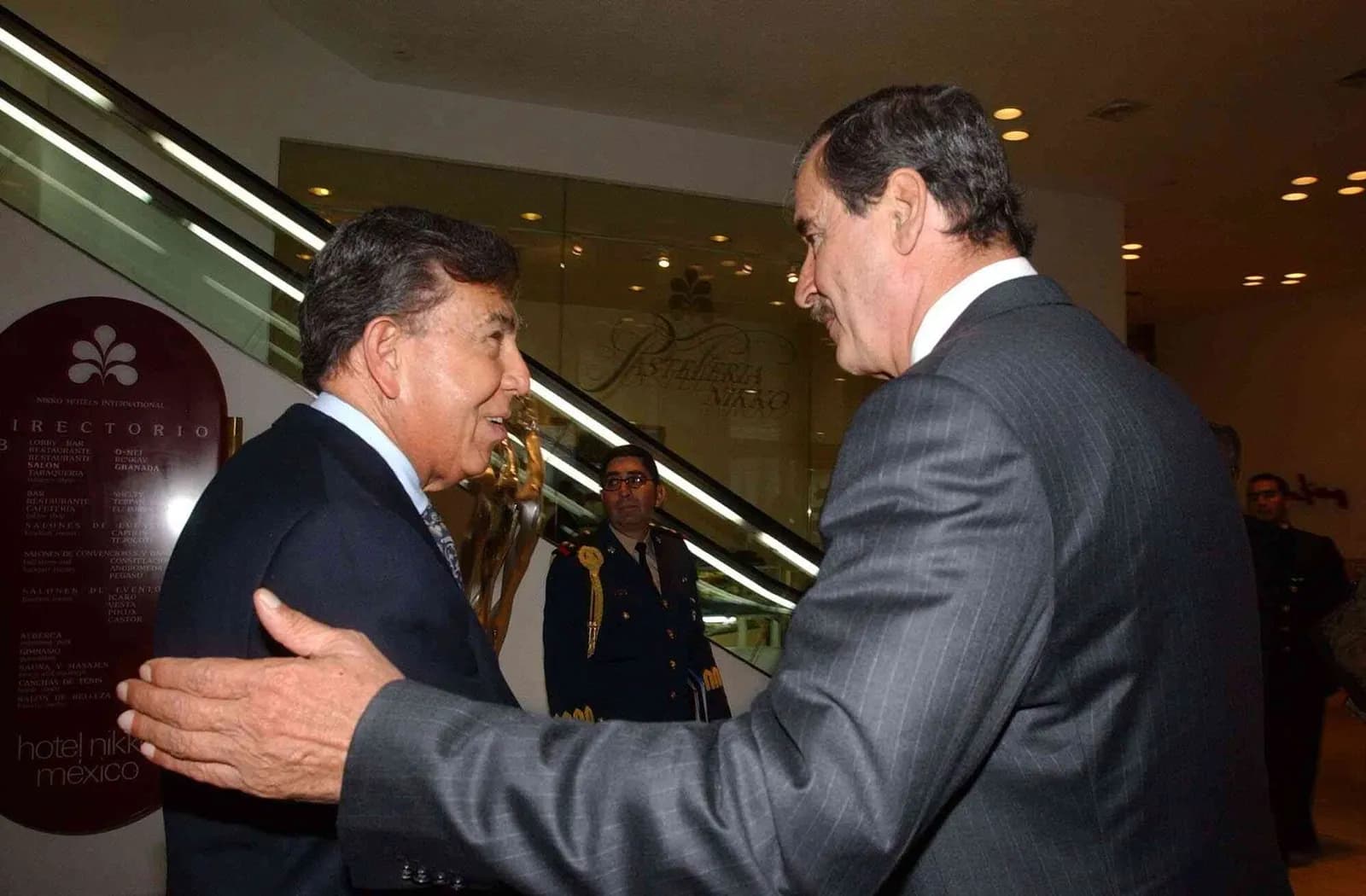 Cuauhtémoc Cárdenas with Mexican President Vicente Fox in 2004
