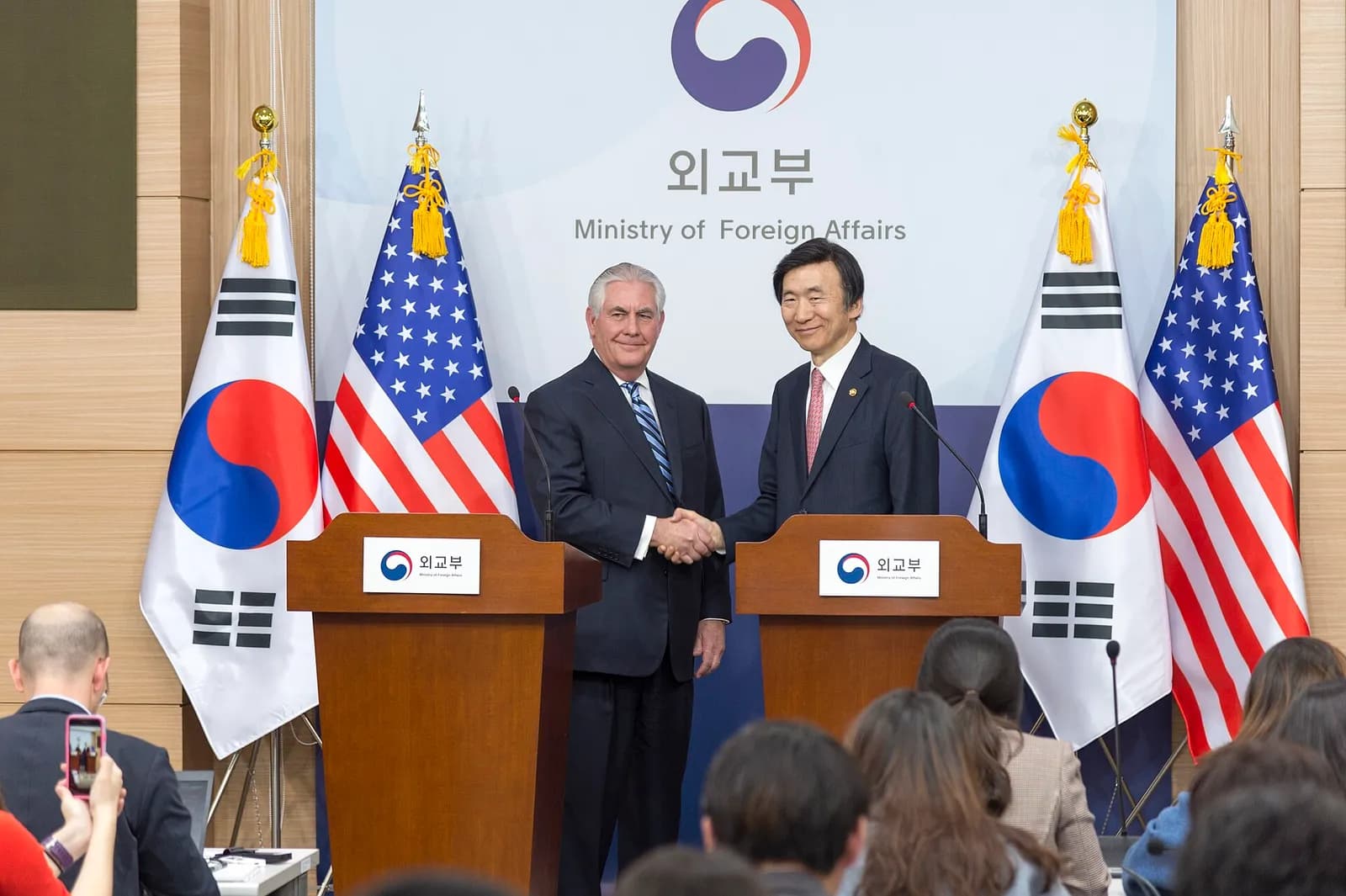 U.S. Secretary of State Rex Tillerson poses with South Korean Foreign Minister Yun Byung-se at the Ministry of Foreign Affairs in Seoul.