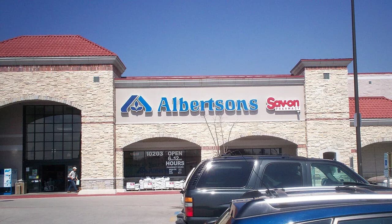 Exterior of an Albertsons-Savon supermarket in Dallas, Texas