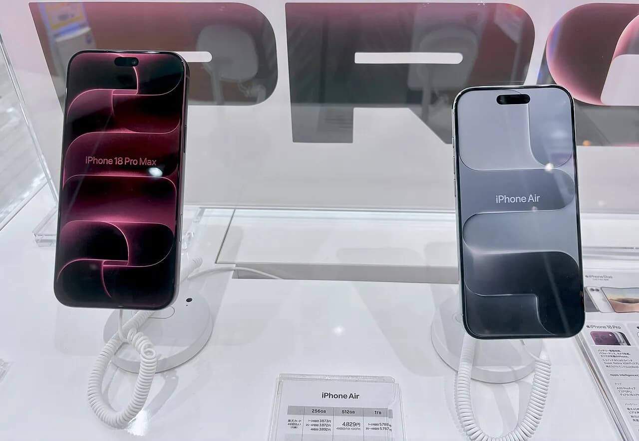 Burgundy iPhone 18 Pro Max beside an iPhone Air