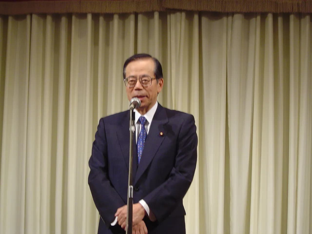 Yasuo Fukuda addresses supporters at a fundraising party.