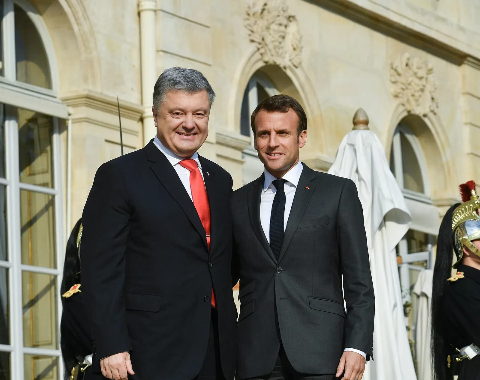 Emmanuel Macron and Petro Poroshenko meet at the Élysée Palace.