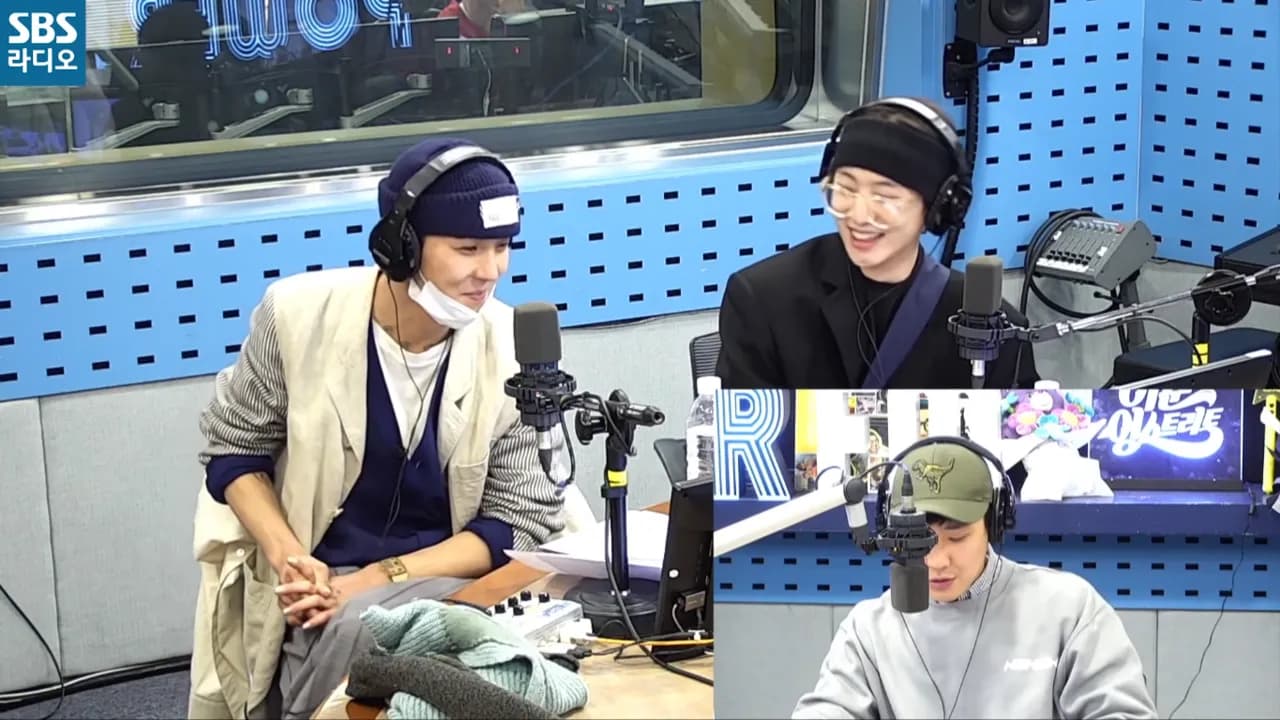 Song Min-ho and Kang Seung-yoon during an SBS Youngstreet Radio appearance in 2020