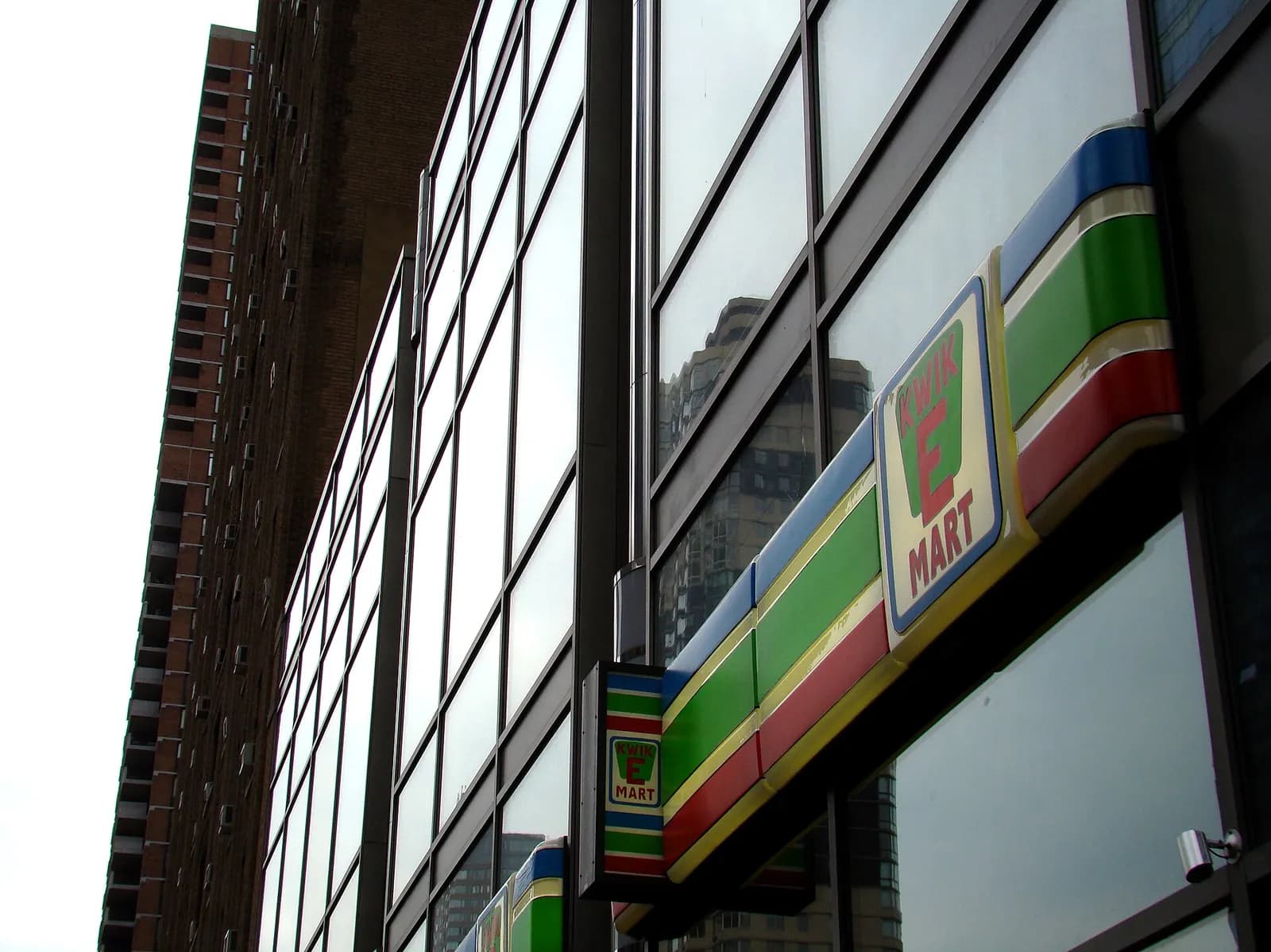 A 7-Eleven store in Manhattan decorated as a Kwik-E-Mart for The Simpsons Movie.
