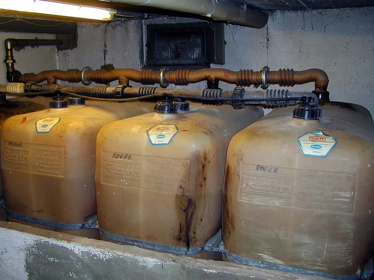 Plastic heating-oil tanks in a cellar