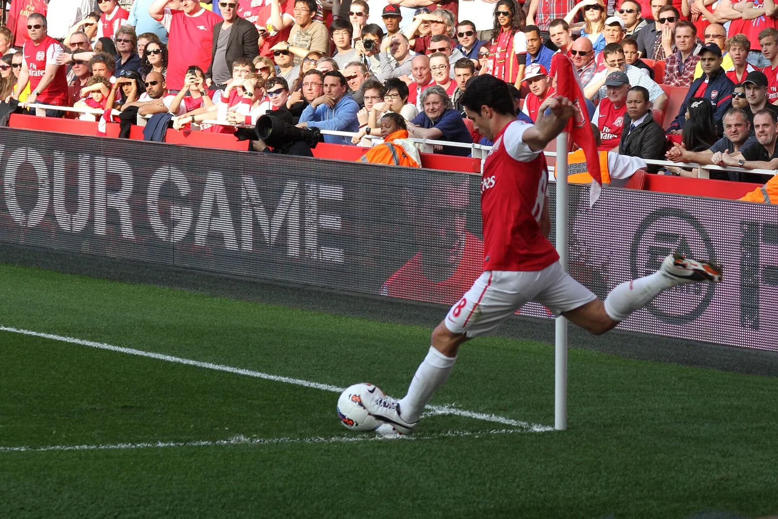Mikel Arteta playing for Arsenal during a football match in 2012