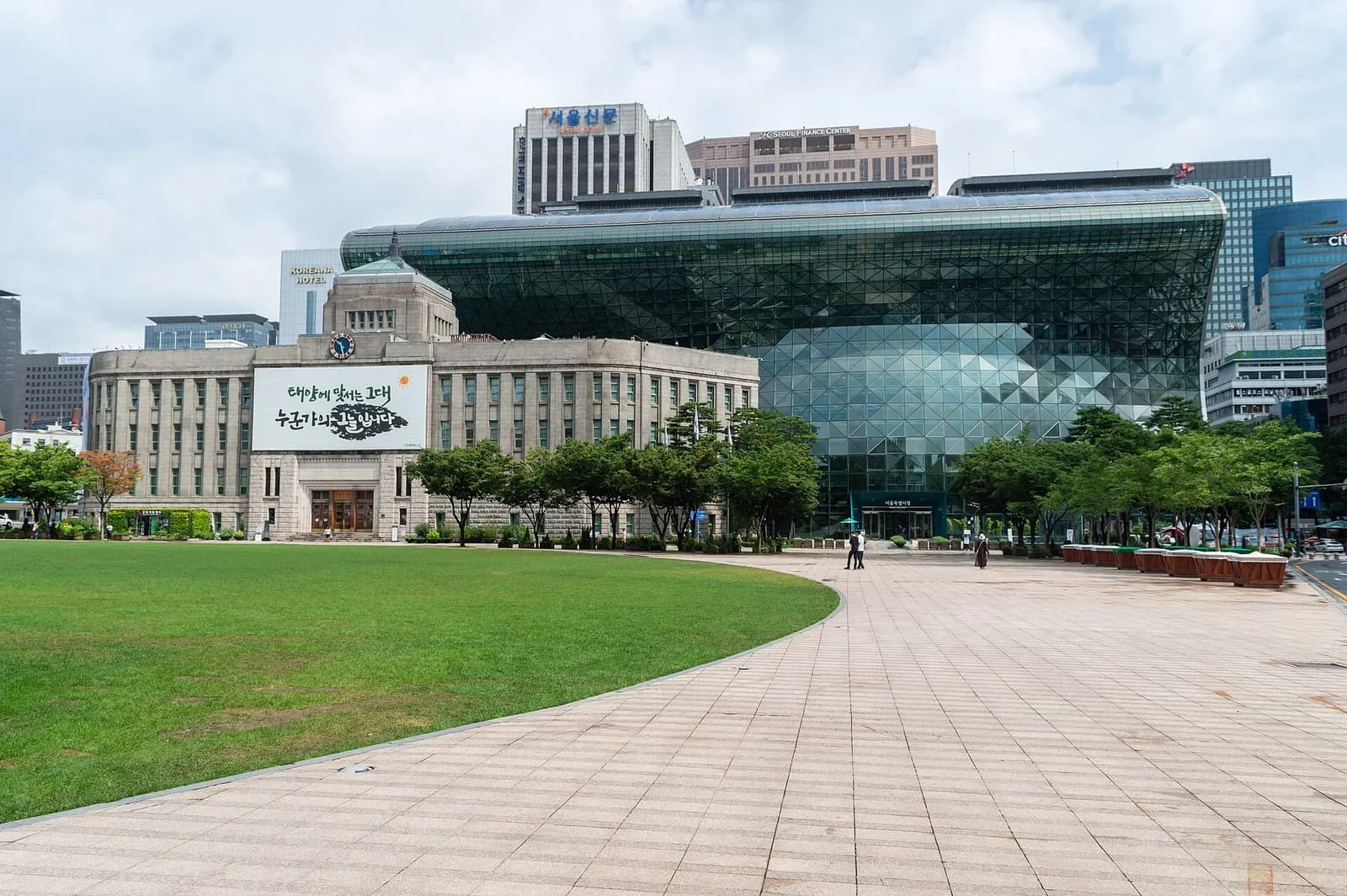 Seoul City Hall viewed from Seoul Plaza.