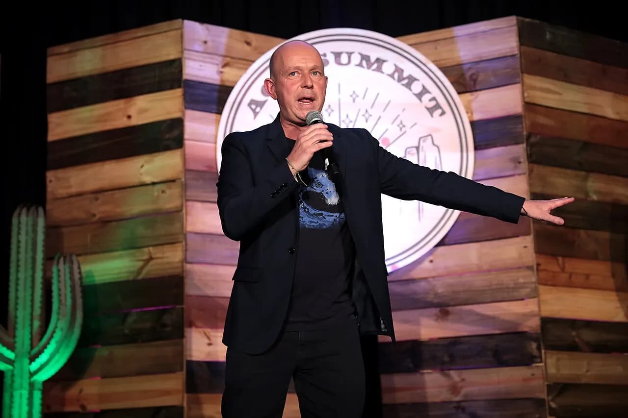 Steve Hilton speaking with attendees at a 2023 summit in Salt Lake City, Utah
