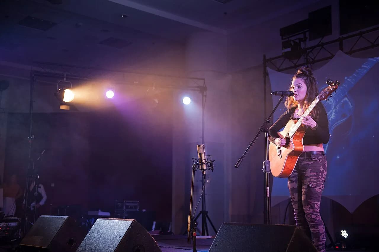 Lola Young photographed at TeenStar in 2016