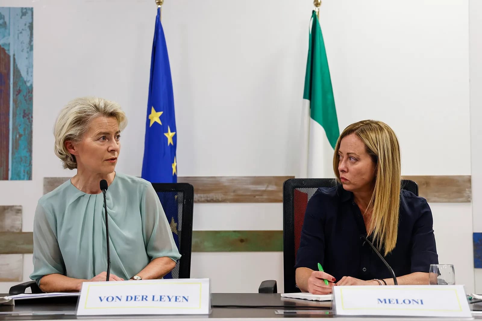 Giorgia Meloni and Ursula von der Leyen at a press conference in Lampedusa.