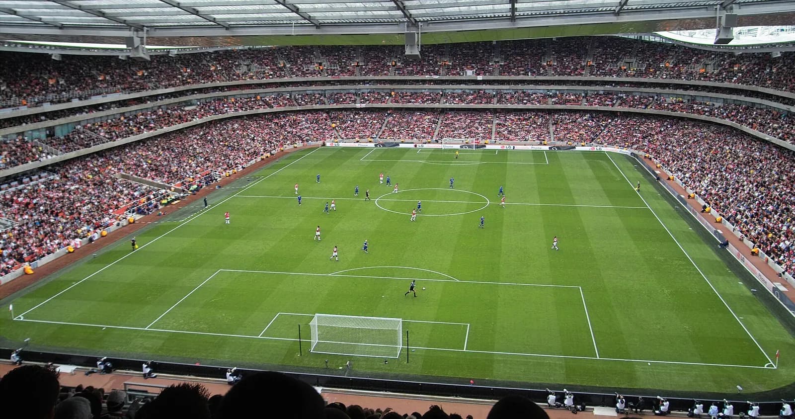 Arsenal and Everton players on the pitch at Emirates Stadium during a 2006 match.