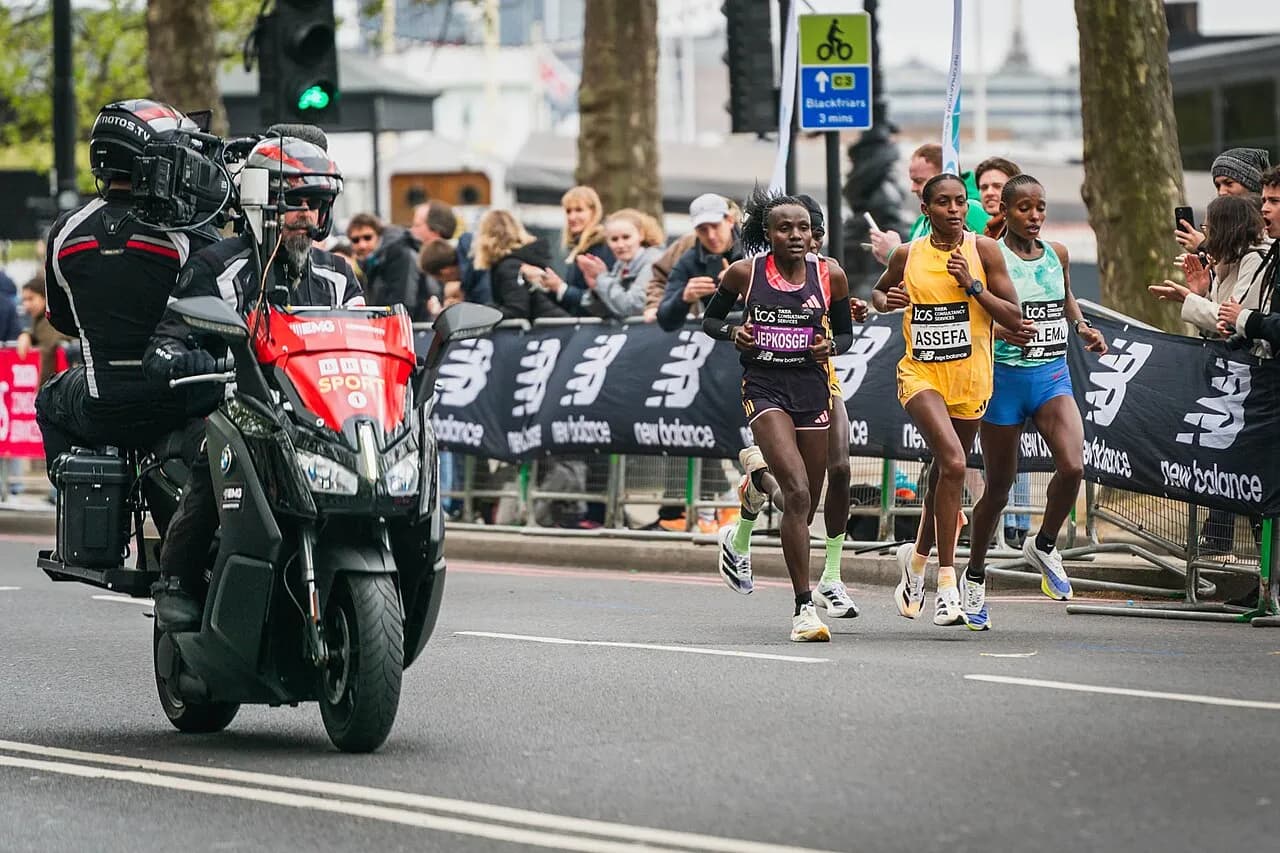 Tigst Assefa running with other elite athletes at the 2024 London Marathon