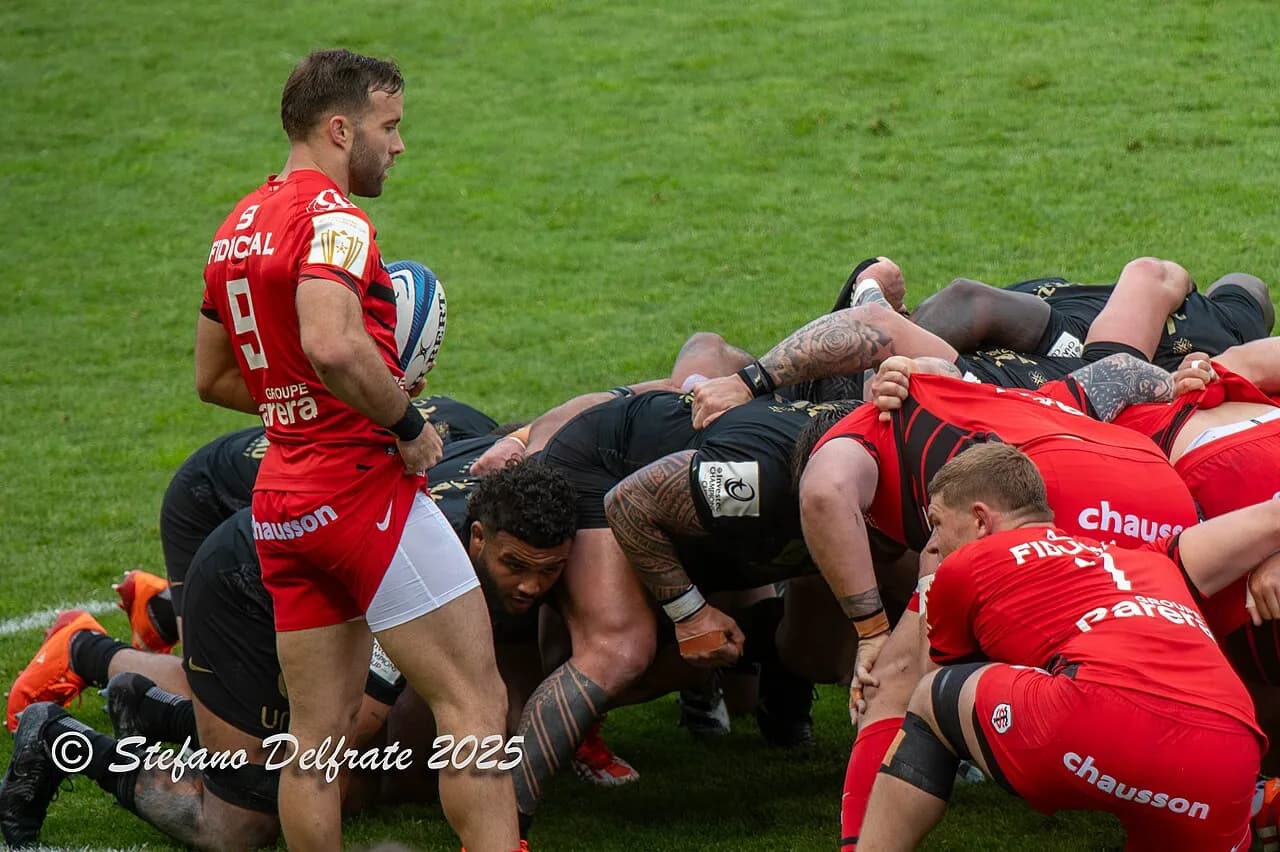 Jack Willis among players during a rugby match between Toulon and Toulouse