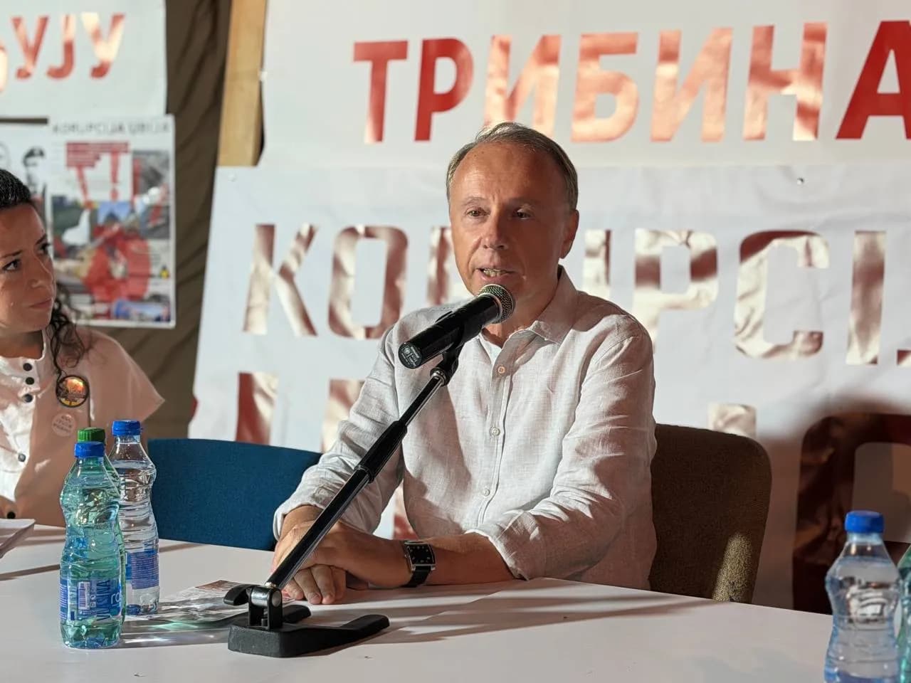 Vladan Đokić speaks at a public discussion in Vrbas.