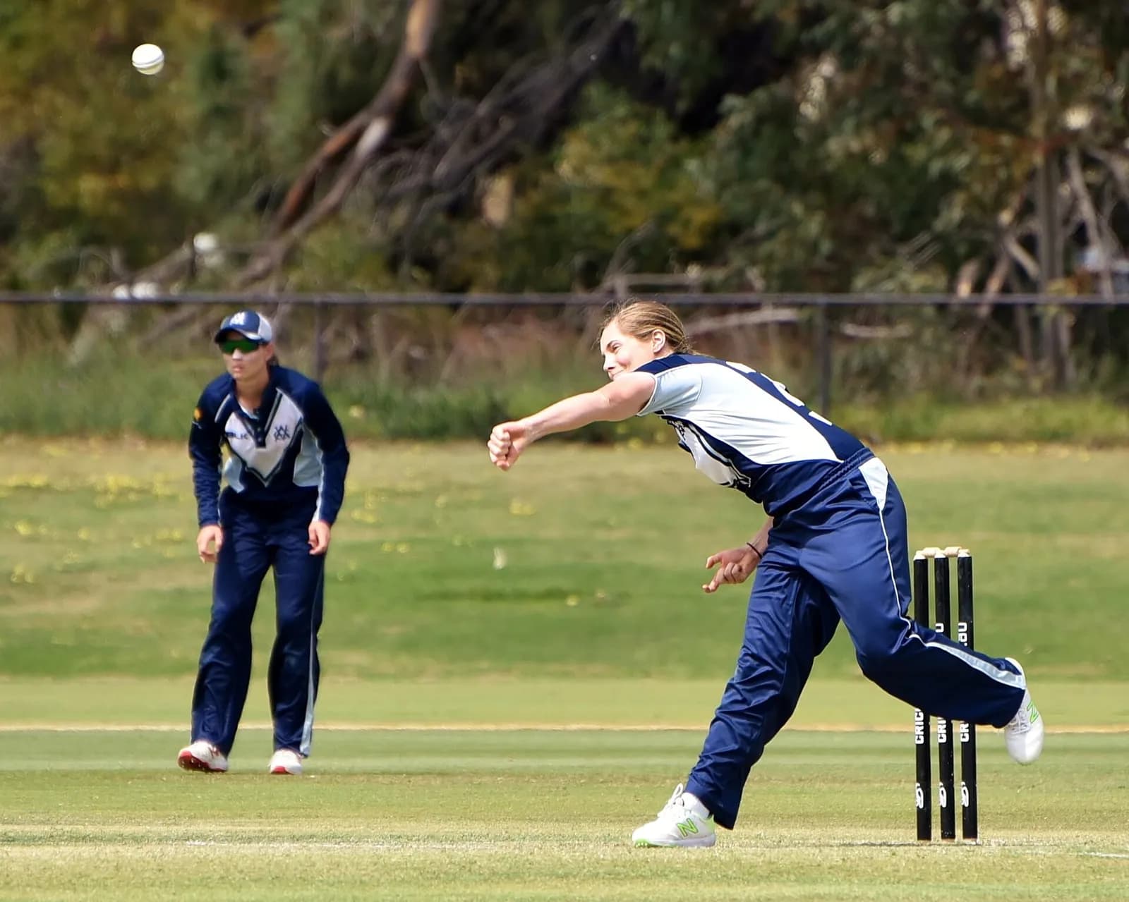 Sophie Molineux bowling for Victoria Women, with Meg Lanning looking on from mid-on.