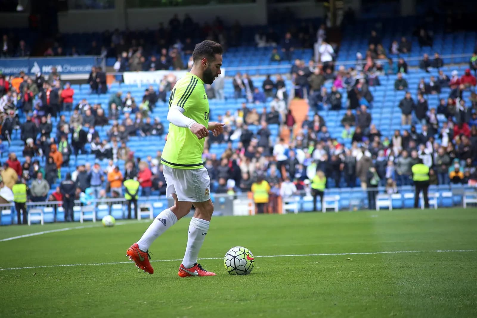Dani Carvajal training at the Bernabéu in 2016.